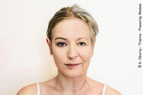 Fotomontage eines Frauenkopfes: zusammengesetzt aus linker Hälfte junge Frau und rechte Hälfte ältere Frauomontage aus 2 zusamm