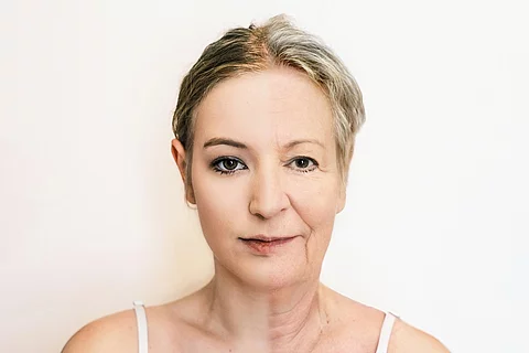 Fotomontage eines Frauenkopfes: zusammengesetzt aus linker Hälfte junge Frau und rechte Hälfte ältere Frauomontage aus 2 zusamm