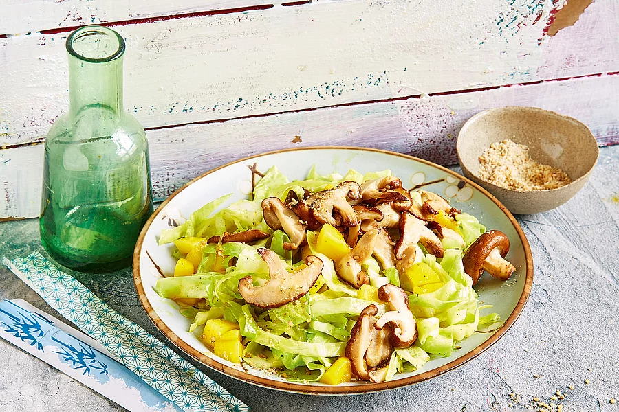 Asia-Wok mit Spitzkohl, Shiitake und Mango