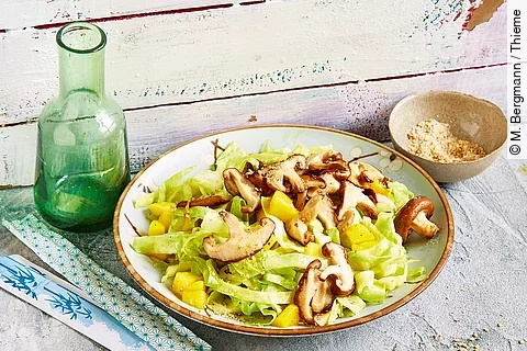 Asia-Wok mit Spitzkohl, Shiitake und Mango