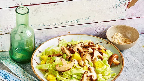 Asia-Wok mit Spitzkohl, Shiitake und Mango