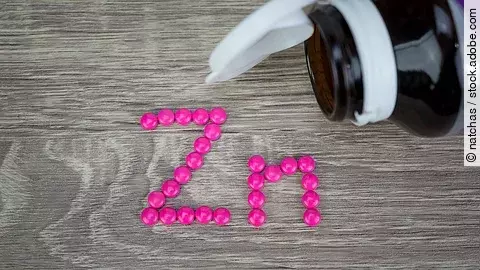 Pinke Pillen gelegt zu Zn neben Braunfläschchen