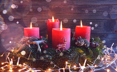 Adventskranz mit vier roten Kerzen