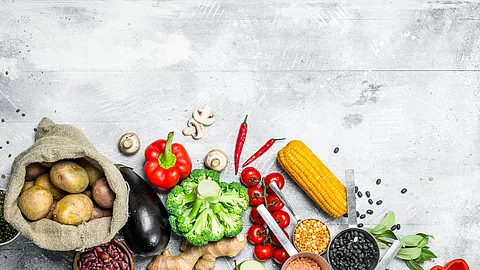 Healthy food. Assortment of organic vegetables and fruits with legumes. Gemüse, Hülsenfrüchte, Kartoffeln, Ballaststoffe