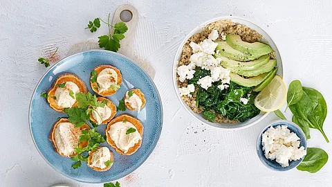 Ballaststoffreiche Speisen auf Tellern: Süßkartoffel, Quinoa mit Spinat, Melone und Schafskäse Ballaststoffreiche Speisen auf Tellern: Süßkartoffel, Quinoa mit Spinat, Melone und Schafskäse