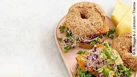 Smashed-Pea-Bagel mit Tempeh
