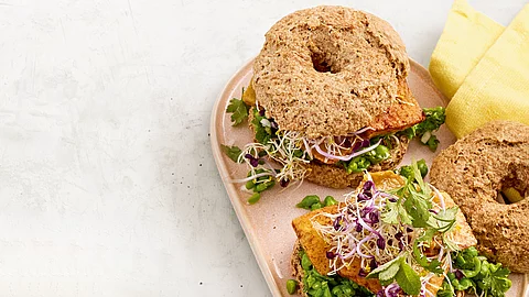 Smashed-Pea-Bagel mit Tempeh