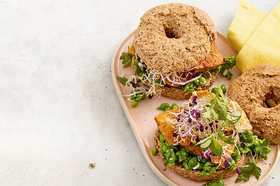 Smashed-Pea-Bagel mit Tempeh