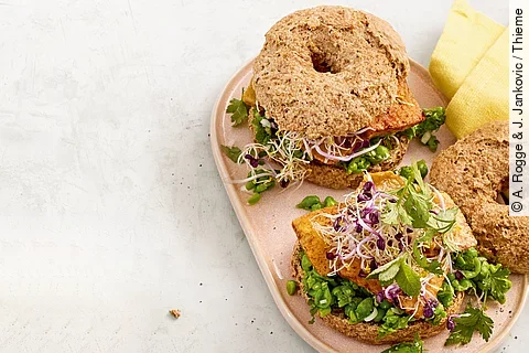 Smashed-Pea-Bagel mit Tempeh