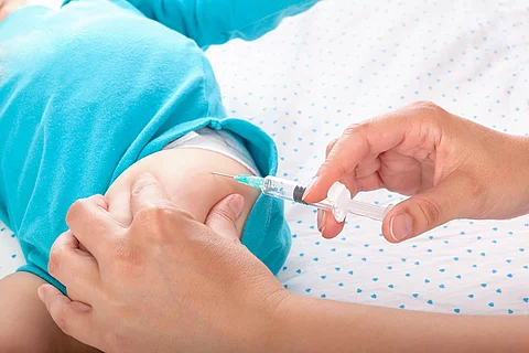 Ein Baby bekommt eine Impfung in den Oberschenkel