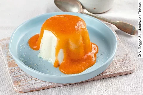 Buttermilchdessert mit Fruchtpüree