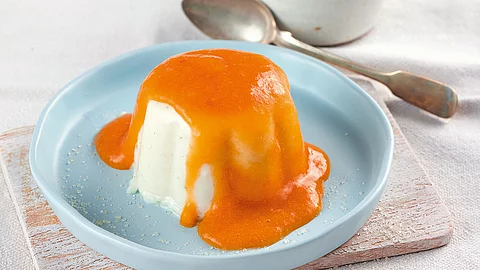 Buttermilchdessert mit Fruchtpüree