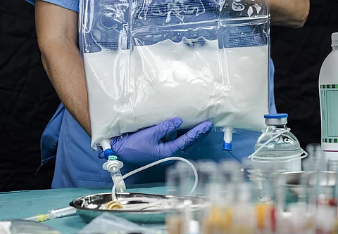 Krankenpfleger hält Infusionsbeutel für parenterale Ernährung in der Hand