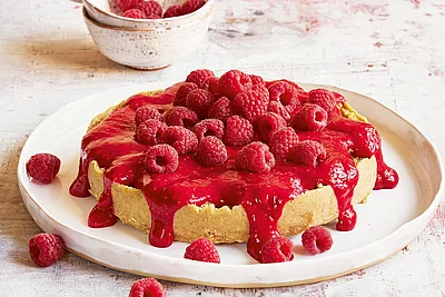 Erdmandeltorte mit Himbeerguss ohne Backen