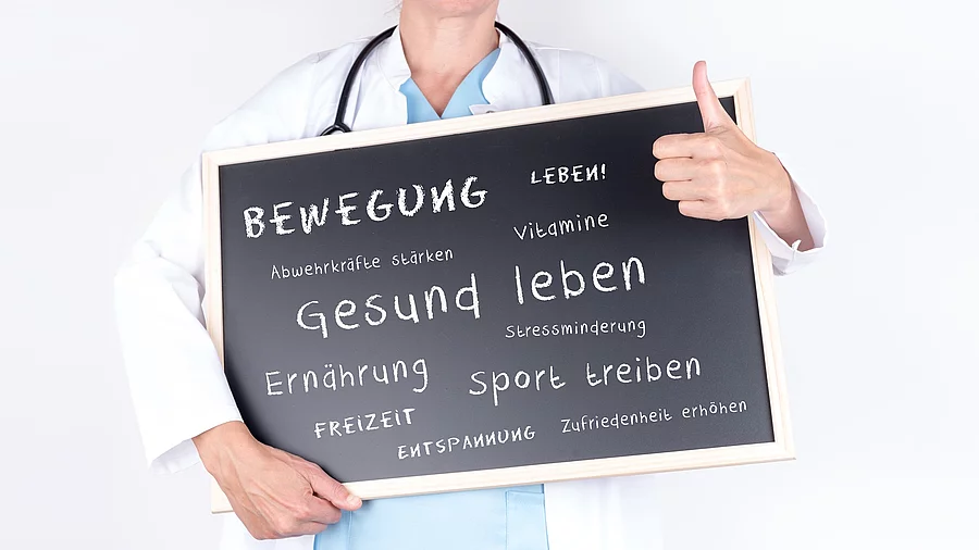 Arzt mit Schild zur Lebensführung und Prävention Arzt mit Schild zur Lebensführung und Prävention