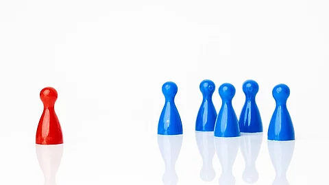 Spielfiguren, 5 blau, 1 rot, Stigmatisierung, Einsamkeit