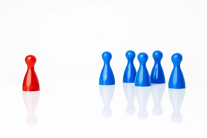Spielfiguren, 5 blau, 1 rot, Stigmatisierung, Einsamkeit