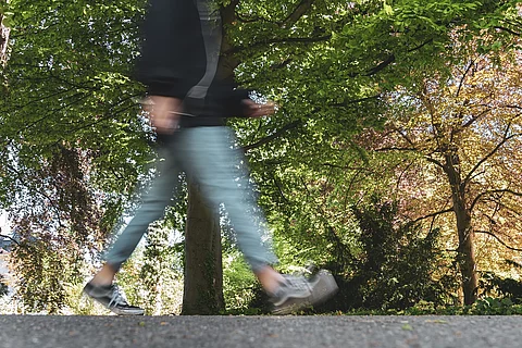 Frau geht spazieren im Park