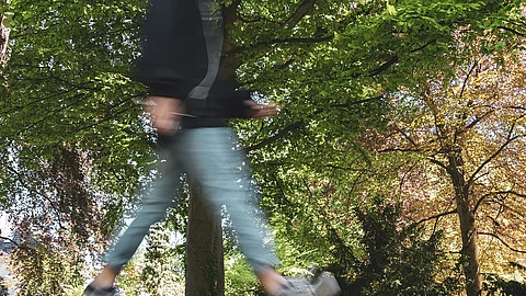 Frau geht spazieren im Park