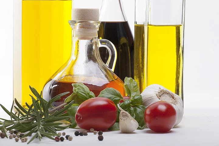 Olivenöl, Tomate, Knoblauch, Rosmarin, Basilikum, Balsamico