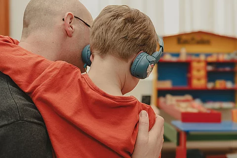 Vater und Kind mit Kopfhörern