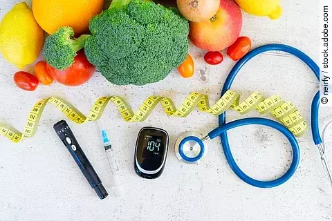 Rohes Gemüse auf Tische, Maßand, Blutzuckermessgerät