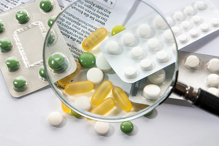 Verschiedene Tabletten und Kapseln.