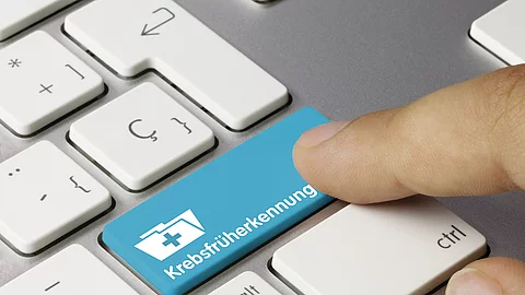 Tastatur mit farbiger Taste: Krebsfrüherkennung