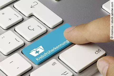 Tastatur mit farbiger Taste: Krebsfrüherkennung