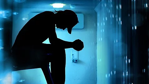 Silhouette eines Mannes vor blauem dunklen Hintergrund, Fatigue