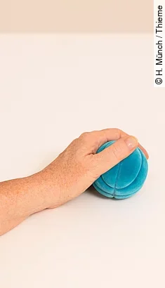 Daumen rutscht am Ball Richtung Zeigefinger