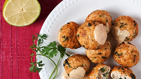 Korianderbällchen vom Huhn mit Erdnussdip