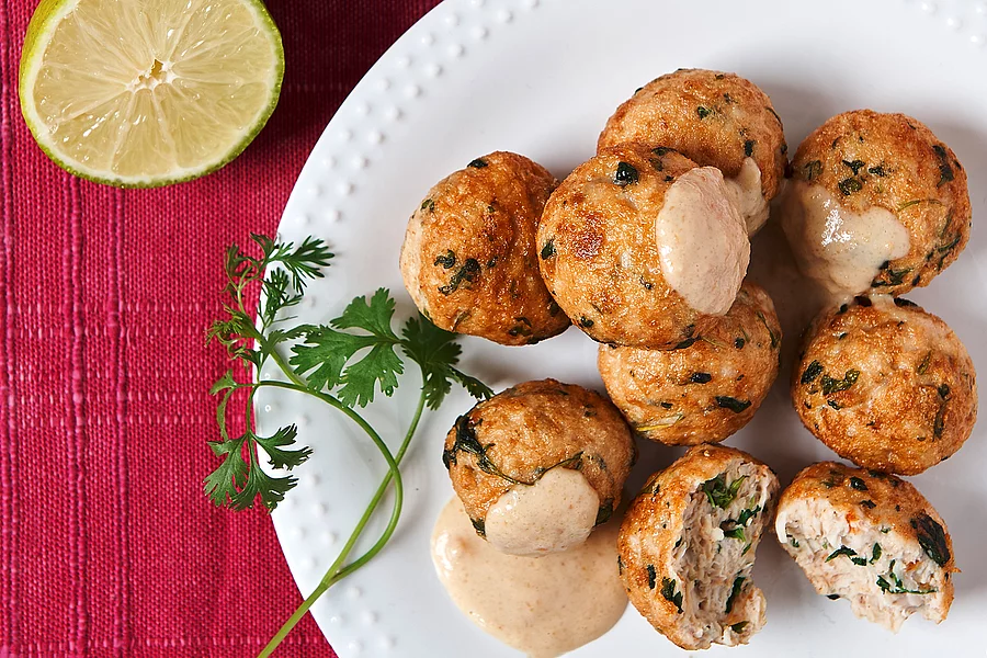 Korianderbällchen vom Huhn mit Erdnussdip