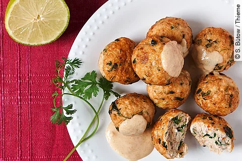 Korianderbällchen vom Huhn mit Erdnussdip