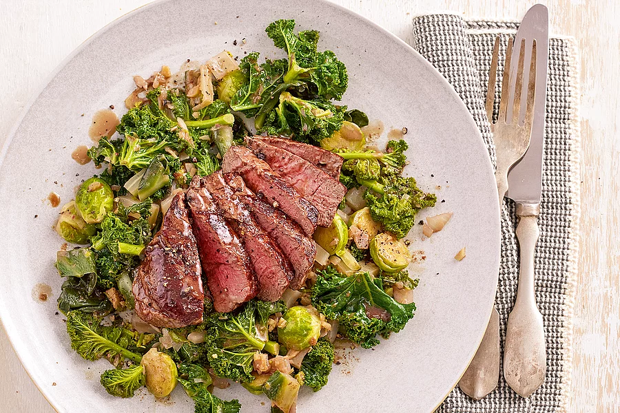 Pfeffersteak auf Grüngemüse