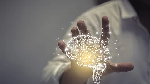 Virtueller Mensch mit einem Gehirn Symbol und Neuronen.