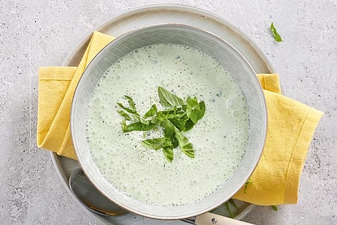 Kalte Basilikum-Dickmilch-Suppe