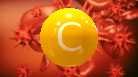 Illustration: gelbes Vitamin-C-Molekül im Blutstrom