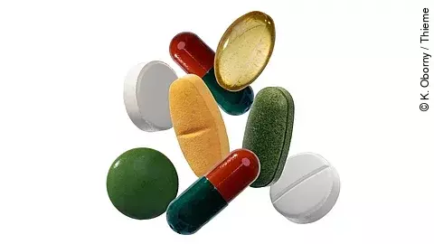 verschiedene farbige Pillen auf weißem Hintergrund