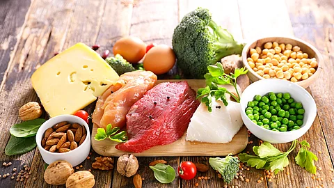 Proteinreiche Lebensmittel: Erbsen, Hülsenfrüchte, Rindfleisch, Lachs, Eier, Käse, Nüsse, Mandeln, Broccoli Proteinreiche Lebensmittel: Erbsen, Hülsenfrüchte, Rindfleisch, Lachs, Eier, Käse, Nüsse, Mandeln, Broccoli
