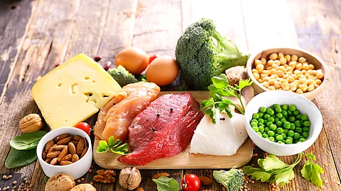 Proteinreiche Lebensmittel: Erbsen, Hülsenfrüchte, Rindfleisch, Lachs, Eier, Käse, Nüsse, Mandeln, Broccoli