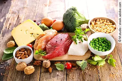 Proteinreiche Lebensmittel: Erbsen, Hülsenfrüchte, Rindfleisch, Lachs, Eier, Käse, Nüsse, Mandeln, Broccoli