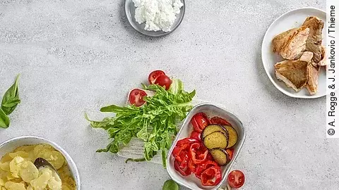 Tableau mit kleinen Gefäßen mit Lachs, Paprika, Kartoffelsalat und Dip