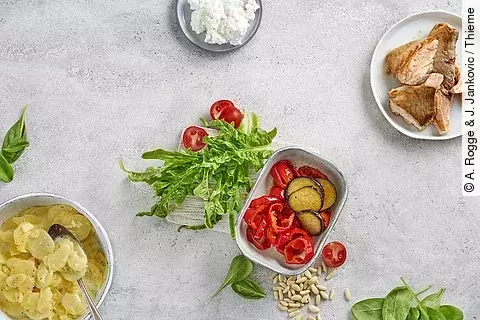 Tableau mit kleinen Gefäßen mit Lachs, Paprika, Kartoffelsalat und Dip