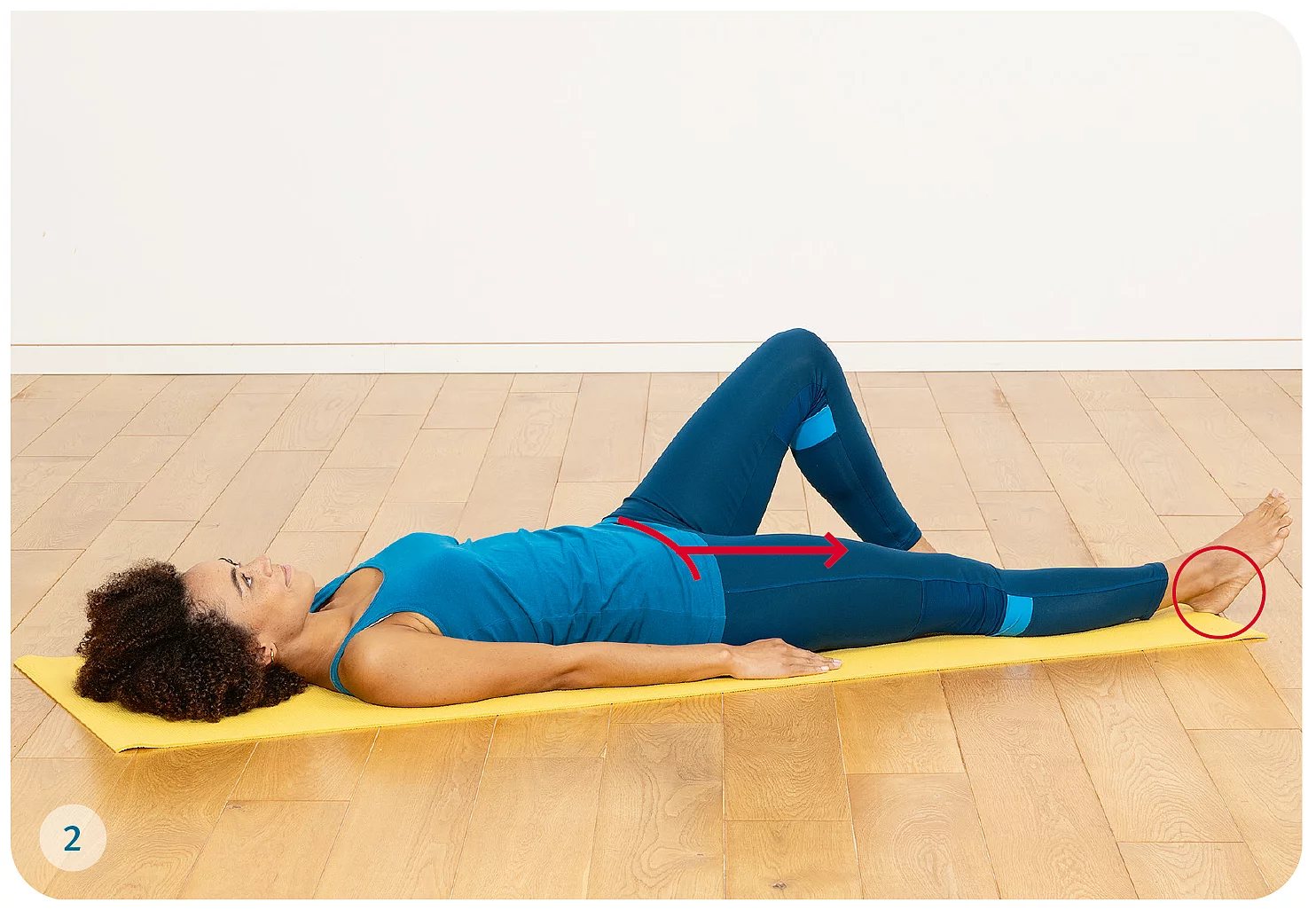 Junge Frau macht Gymastik auf Yogamatte.