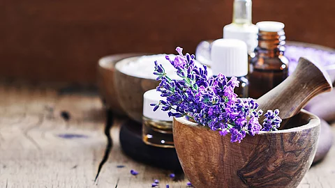 Herstellung von Lavendelöl. Lavendelblüten, Mörser, Öl und Fläschchen