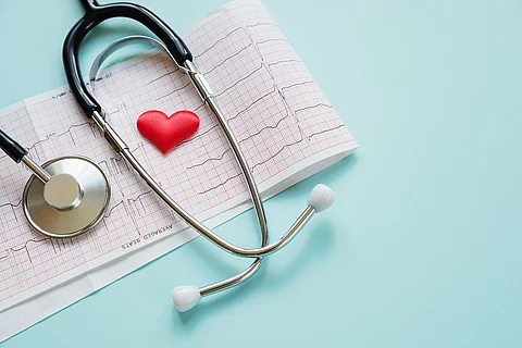 Stethoskop liegt auf einem gedruckten EKG