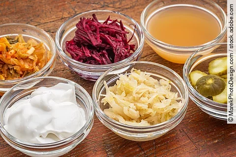 fermentierte Lebensmittel: Joghurt, Sauerkraut, eingelegte rote Bete, saure Gurken