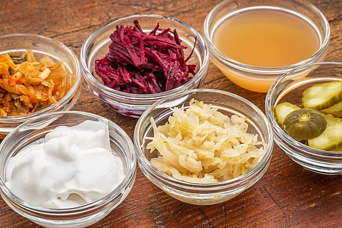 fermentierte Lebensmittel: Joghurt, Sauerkraut, eingelegte rote Bete, saure Gurken