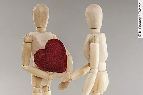 Zwei Holzmännchen mit Herz